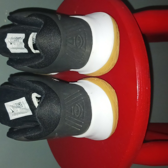 Nike Kyrie Flytrap IV basketball shoes - Picture 3 of 10